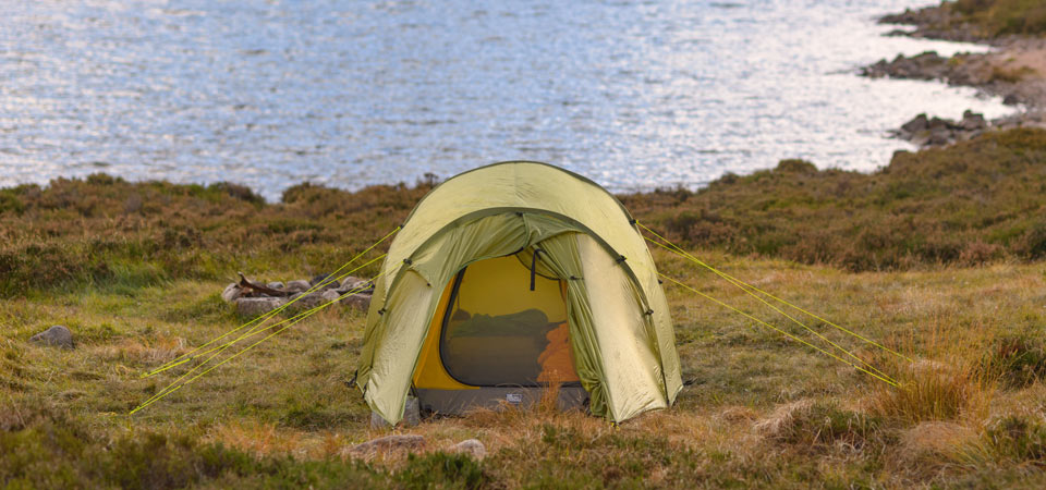 Quadratic Tent from front, with lake behind